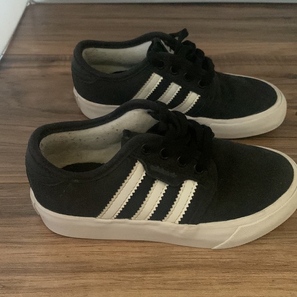 Like NEW Adidas sz 10.5 KIDS sneakers. - Picture 4 of 4